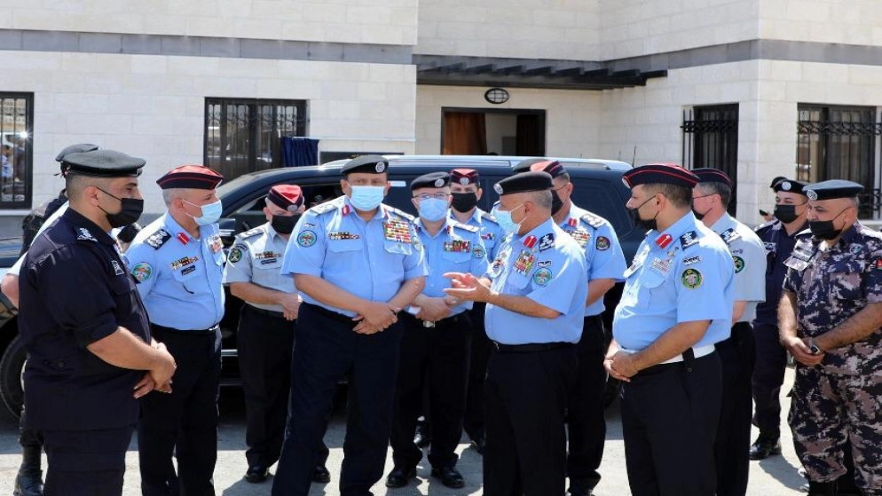 مدير الأمن العام يفتتح المحطة الأمنية المتكاملة للممر التنموي "طريق الـ 100"