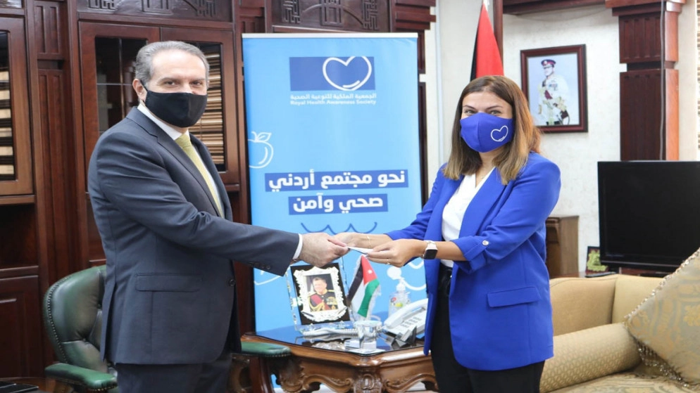 256 ألف دينار من الجمعية الملكية للتوعية الصحية لوزارة الصحة
