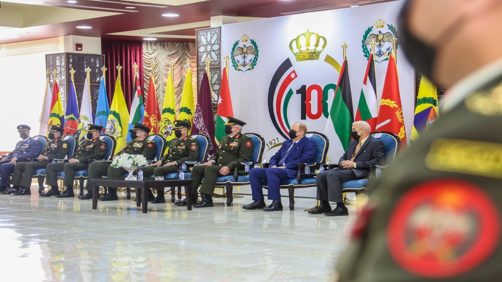 مندوبا عن الملك رئيس هيئة الأركان يقلد ضباطا ميدالية مئوية الدولة الأولى