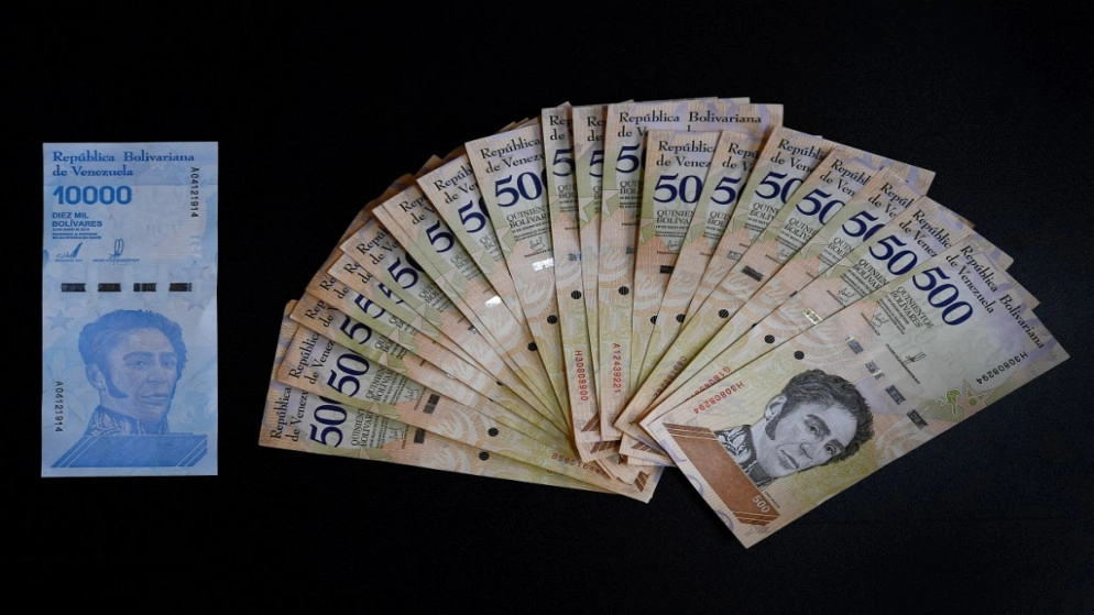 الفنزويليون يريدون "التخلص بسرعة" من أوراقهم النقدية قبل إصلاح جديد