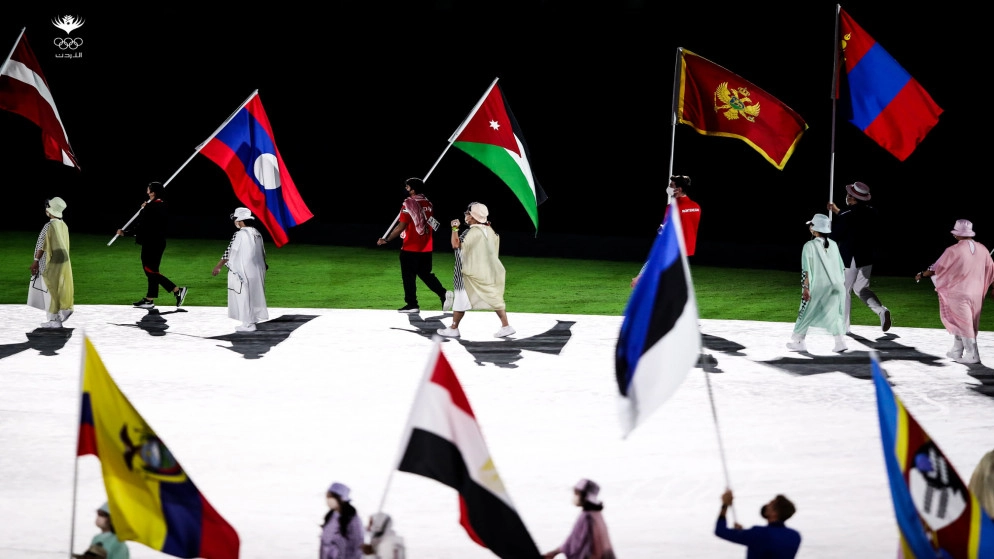 لاعب الكراتيه عبدالرحمن المصاطفة يحمل العلم الأردني في حفل ختام أولمبياد طوكيو