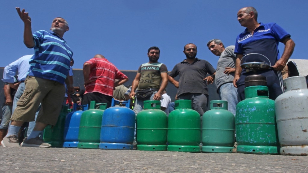 غضب واكتظاظ في محطات وقود في لبنان غداة رفع الدعم عن المحروقات