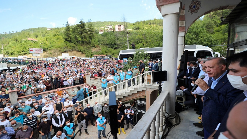 إردوغان يزور مناطق فيضانات في شمال تركيا أودت بـ38 شخصاً