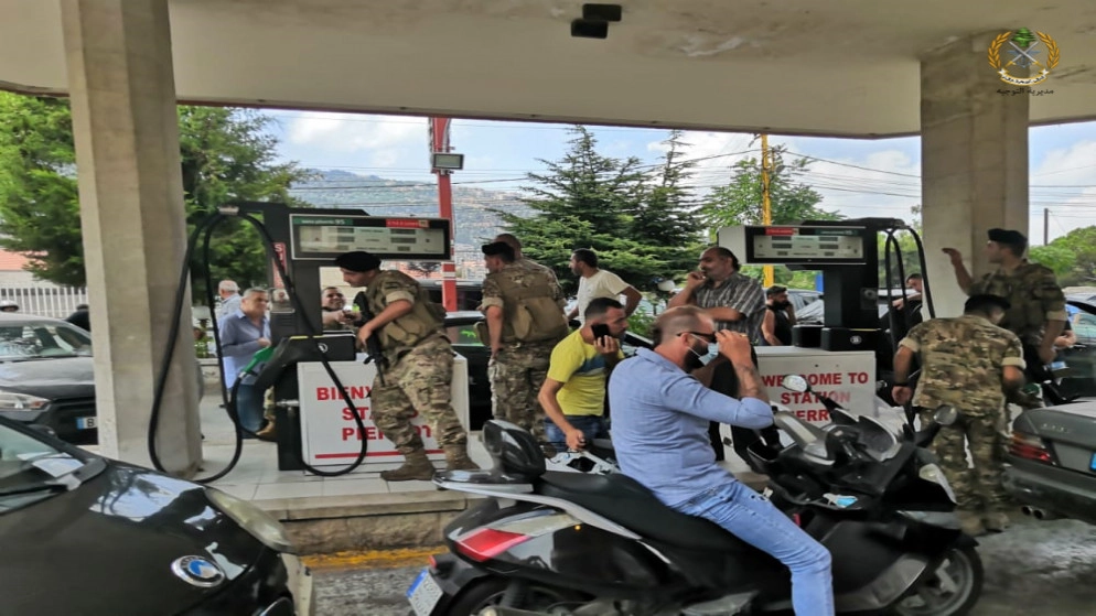 الجيش اللبناني يداهم محطات الوقود المغلقة ويوزع البنزين مجانا على المواطنين