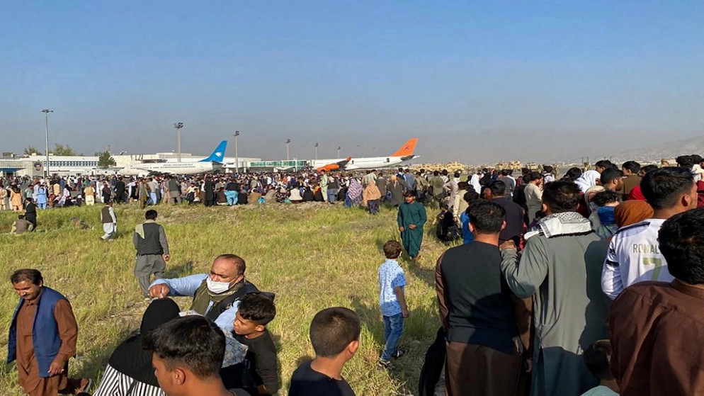 جنود أميركيون بمطار كابل يطلقون النار بالهواء لإبعاد مدنيين أفغان عن المدرج