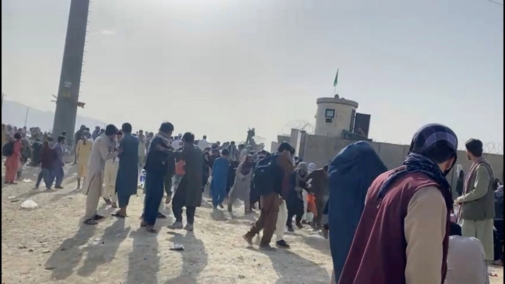 مقاتلون من طالبان يطلقون النار في الهواء في مطار كابل لتفريق حشود