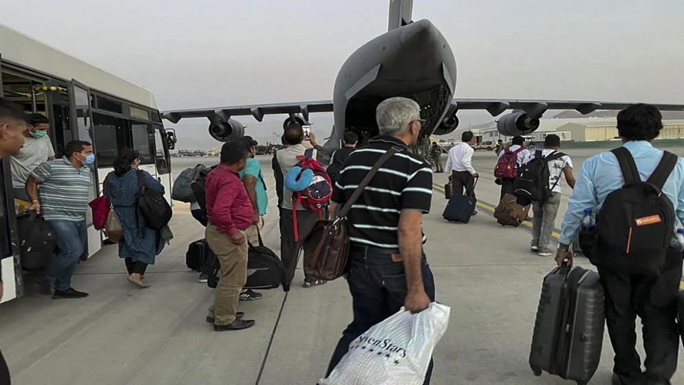 طالبان تدعو المحتشدين لمغادرة مطار كابل