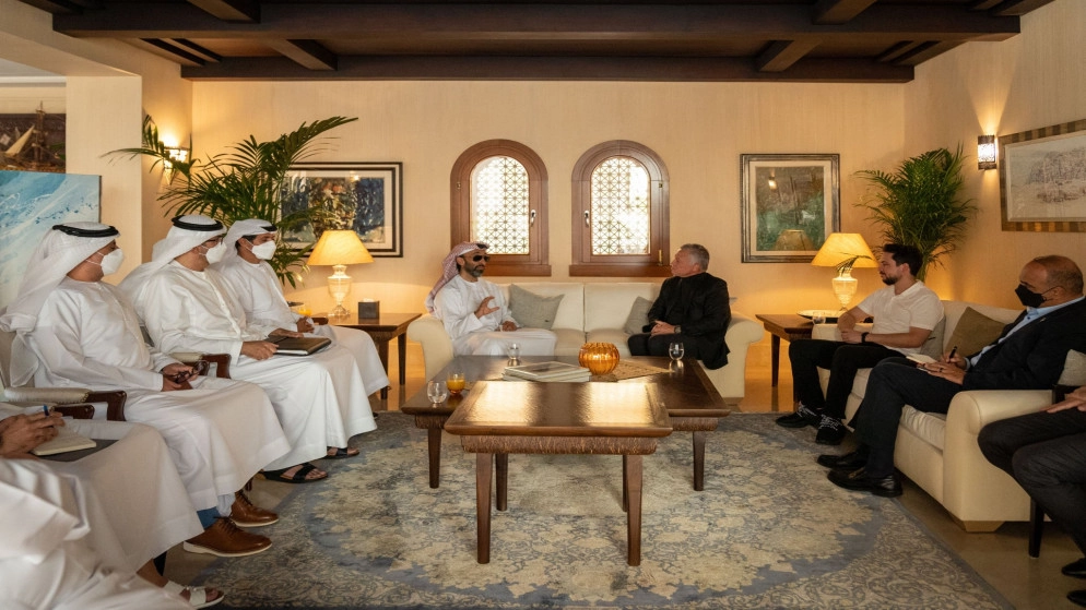 الملك يستقبل وفدا إماراتيا برئاسة مستشار الأمن الوطني