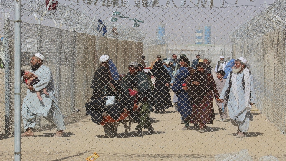 آلاف يفرون من أفغانستان ولاجئون في باكستان يريدون العودة