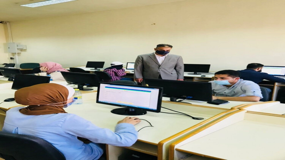 رئيس جامعة البلقاء التطبيقية يتفقد سير امتحان الشامل