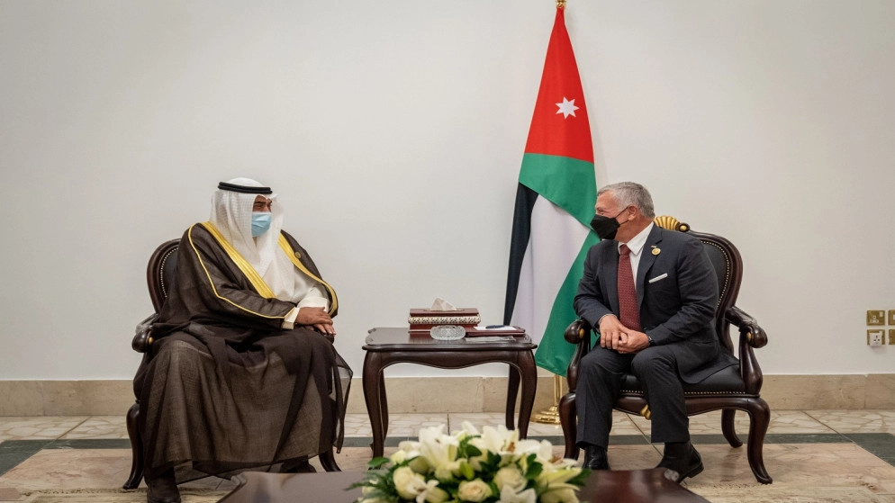 الملك يلتقي رئيـس مجلس الوزراء الكويتي ضمن أعمال مؤتمر بغداد