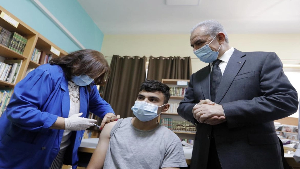 إطلاق عملية تطعيم تشمل طلبة المدارس في الأراضي الفلسطينية