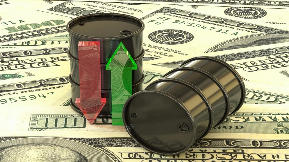 تباين أسعار النفط قبل تقرير الوظائف الأميركية والدولار يهوي