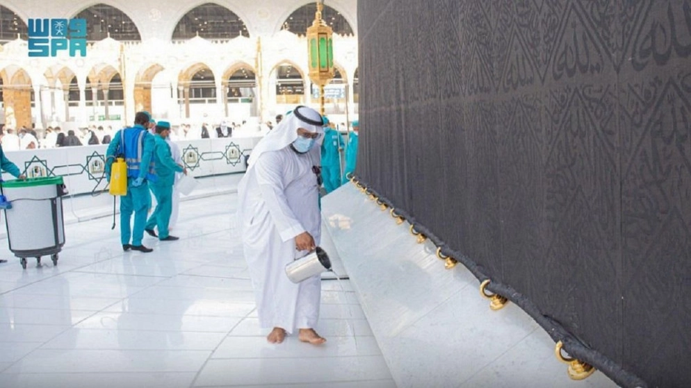 قصة تميز في تعقيم المسجد الحرام ينفذها 4 آلاف عامل وعاملة 10 مرات يوميا