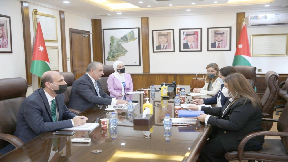 وزير التخطيط يبحث أولويات عمل الحكومة مع مسؤولة أممية