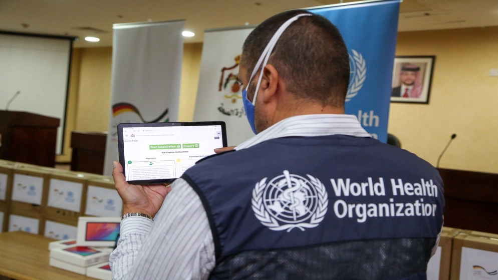 منظمة الصحة العالمية تقدم 250 جهازا لوحيا لدعم عملية التلقيح ضد كورونا في الأردن