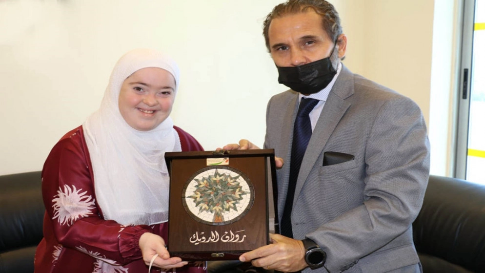 الأمير مرعد يكرم حافظة للقرآن الكريم من ذوي متلازمة داون
