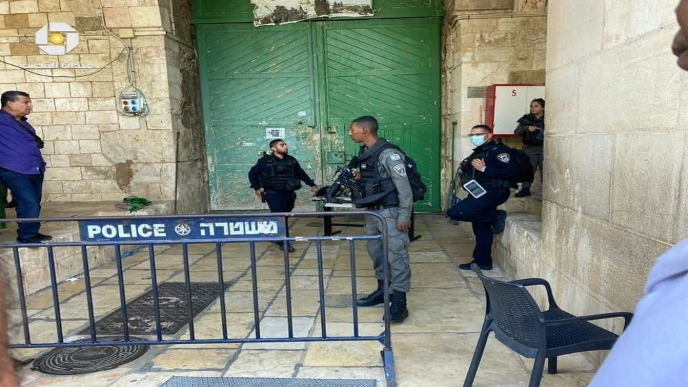 إعادة فتح أبواب المسجد الأقصى واستشهاد طبيب برصاص إسرائيلي في البلدة القديمة