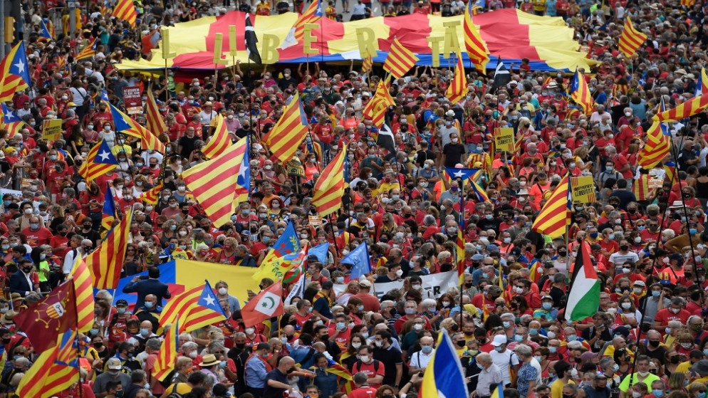 أنصار انفصال كاتالونيا يتظاهرون استباقا للحوار مع مدريد