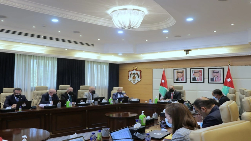 تحديد معايير تمديد خدمات الموظفين الذين بلغوا سن التقاعد
