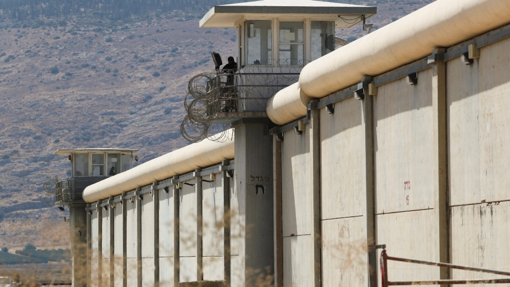 80 أسيرا فلسطينيا يعتصمون في سجن "النقب" التابع للاحتلال الإسرائيلي