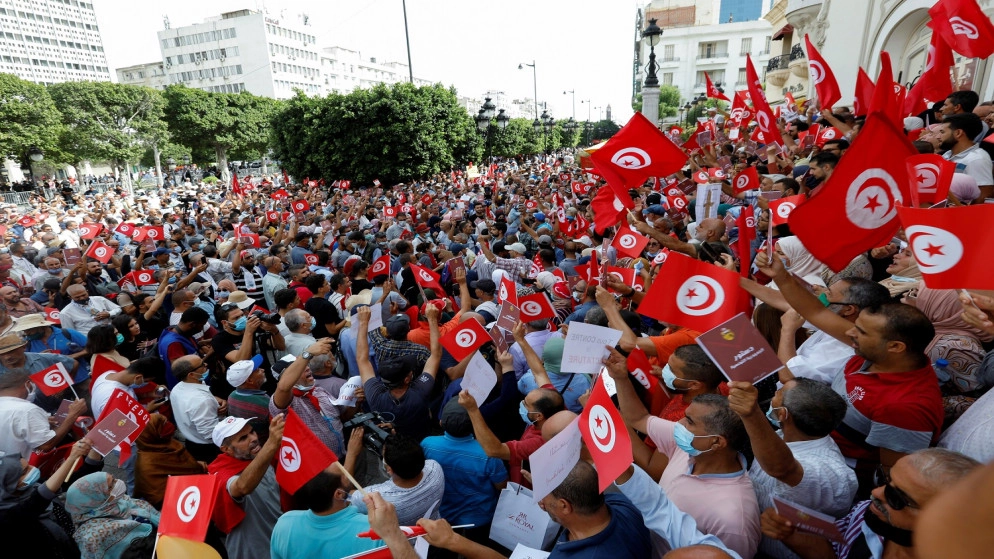 نحو ألفي محتج تونسي يطالبون الرئيس بالتنحي