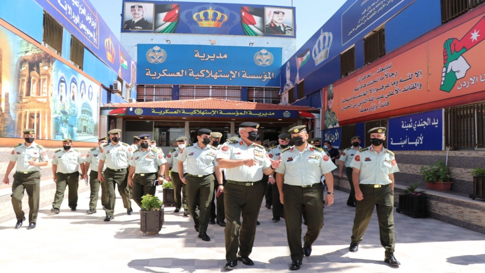 رئيس هيئة الأركان المشتركة يؤكد أهمية المحافظة على المخزون الاستراتيجي من مختلف المواد الغذائية