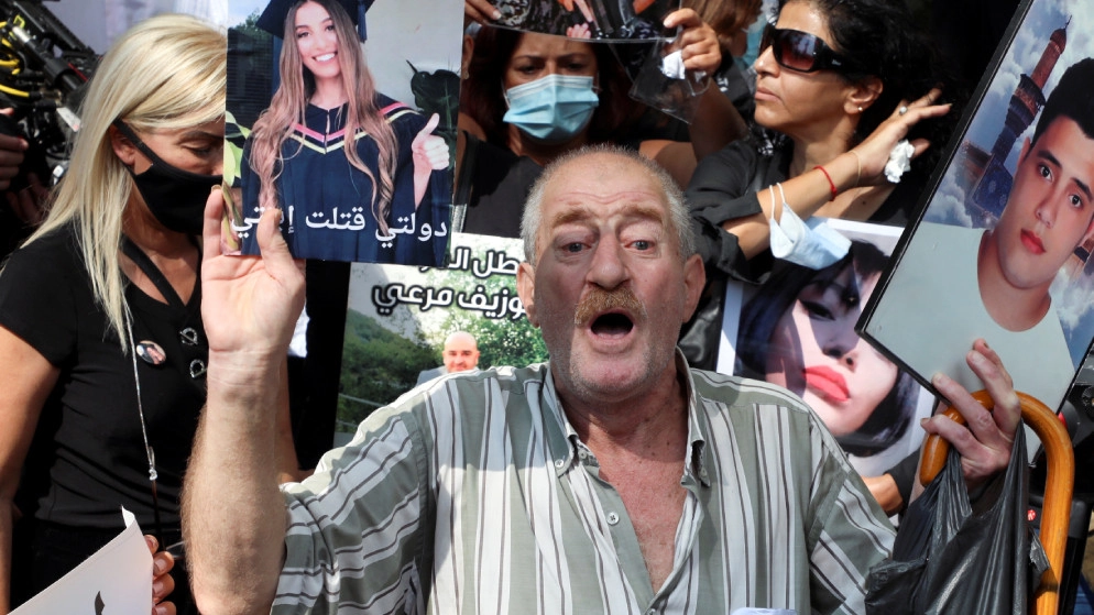 أقارب ضحايا انفجار مرفأ بيروت يتظاهرون احتجاجا على توقف التحقيق مجددا
