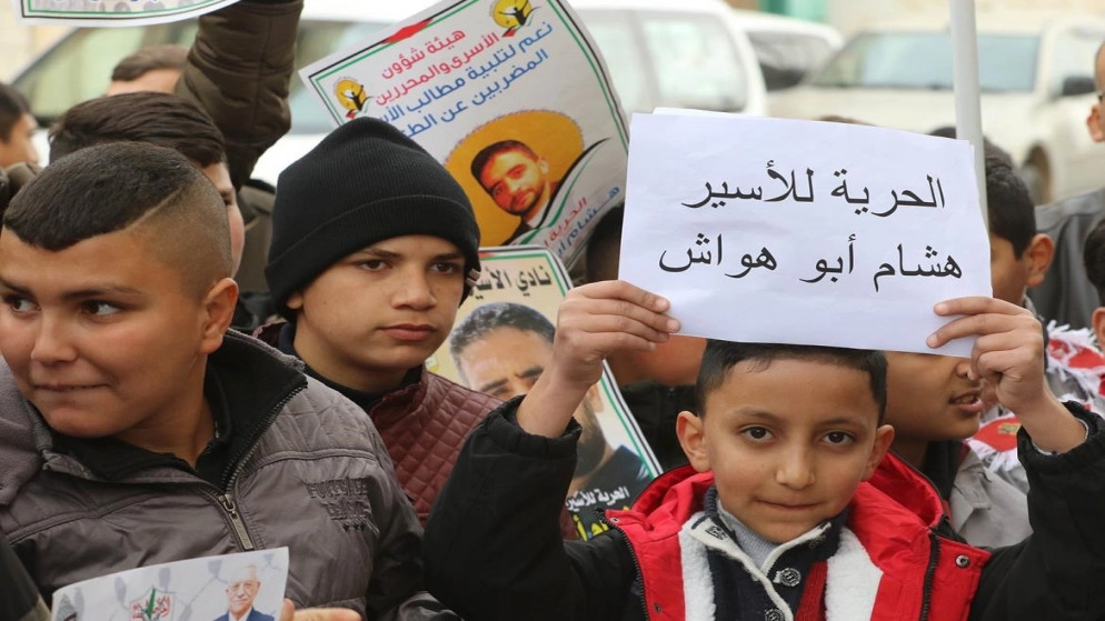 رئيس الوزراء الفلسطيني يطالب بالإفراج الفوري عن أسير فلسطيني مضرب عن الطعام