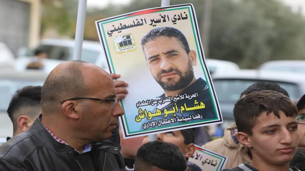 تحذير من أن أسيرا فلسطينيا مضربا عن الطعام "دخل في مرحلة الخطر الشديد"
