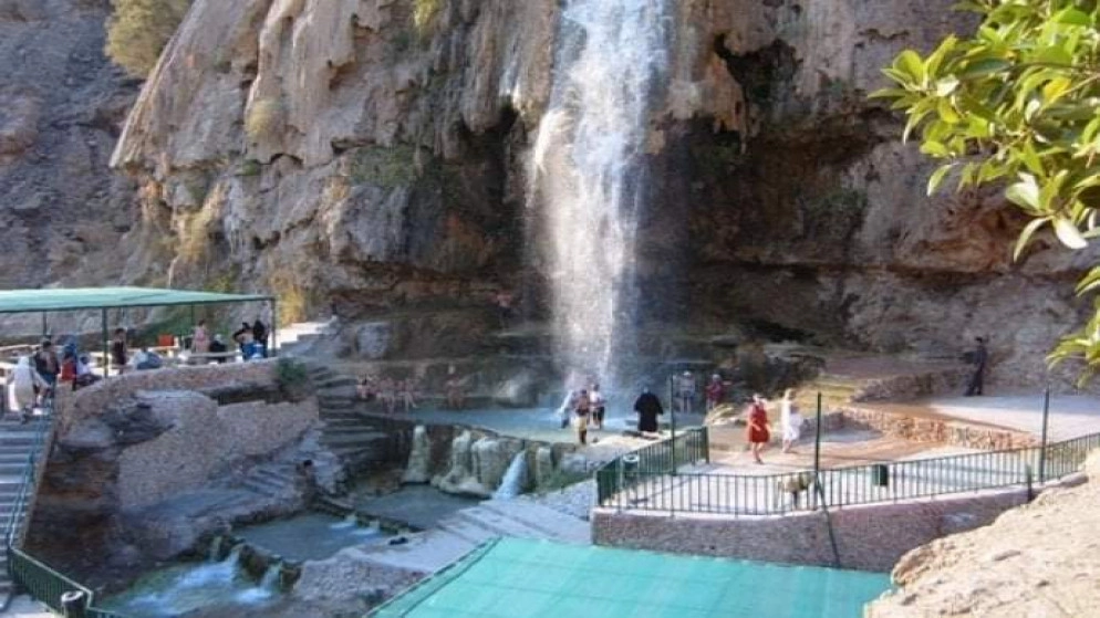موقع حمامات عفرا في الطفيلة يبدأ باستقبال الزوار المحليين والسياح