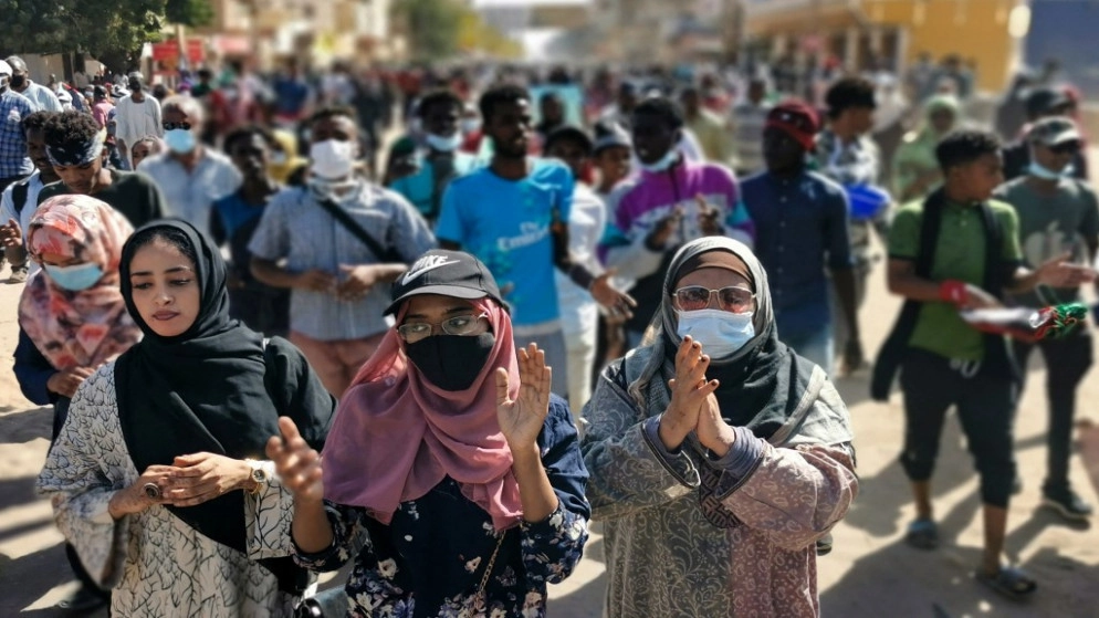 مقتل متظاهر بعد إطلاق قنابل الغاز لتفريق احتجاجات جديدة في الخرطوم