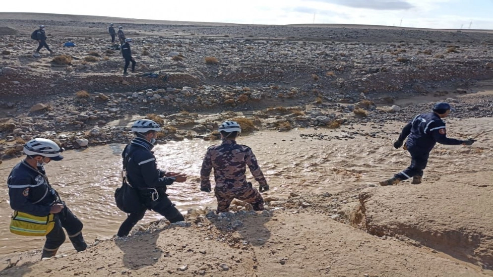 توجيه بتوسيع نطاق البحث عن مركبة جرفتها السيول مع سائقها في معان