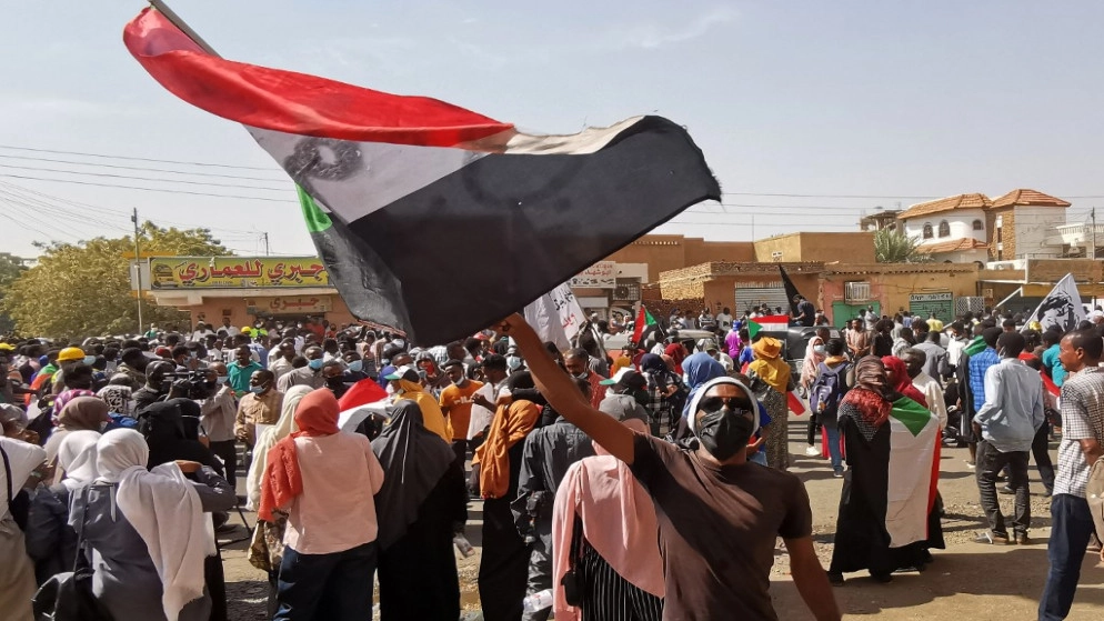 مقتل ضابط وإطلاق الغاز المسيل للدموع على آلاف المتظاهرين في الخرطوم