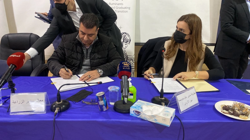 وزير الزراعة يتفقد جمعيات ومشاريع في مأدبا ويوقع عددا من الاتفاقيات