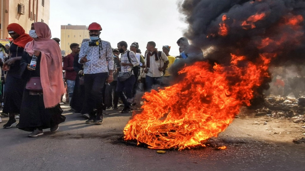 استمرار التظاهرات ضد حكم العسكر في السودان والشرطة تطلق قنابل غاز لتفريقهم
