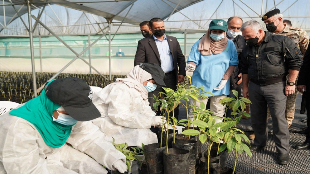 الملك يزور 3 مزارع تستخدم أساليب زراعية حديثة في الأغوار الشمالية والوسطى
