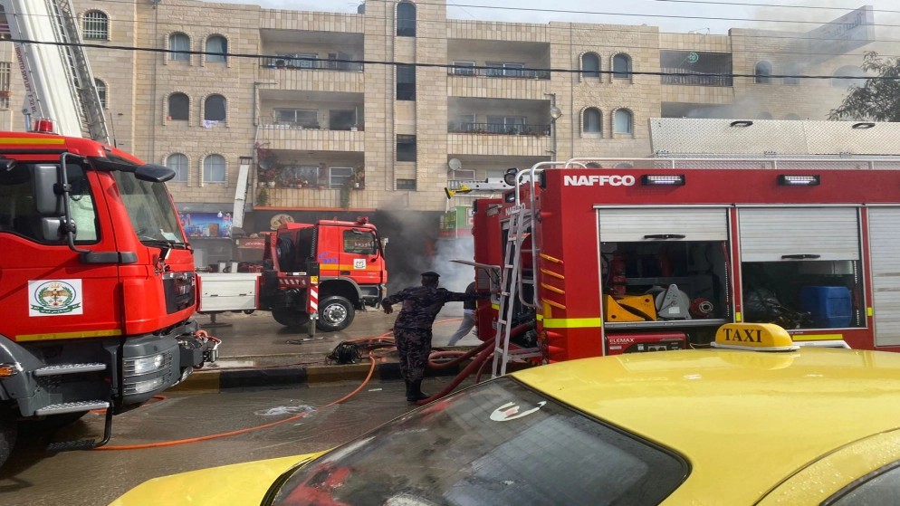 كوادر الدفاع المدني تتعامل مع حريق مستودع بمبنى سكني في إربد