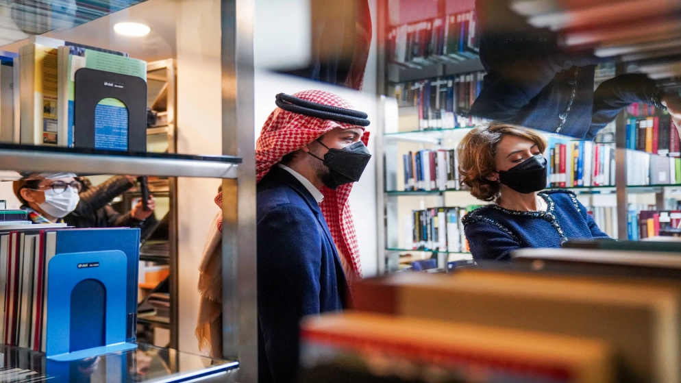 ولي العهد يؤكد ضرورة تقديم الرواية الإعلامية من المؤسسات بوضوح وشفافية