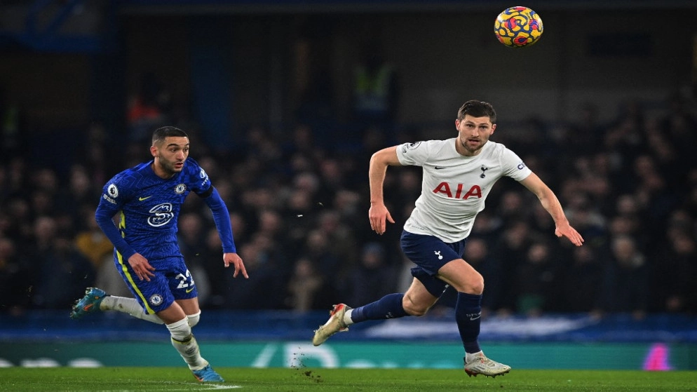 تشيلسي يهزم توتنهام 2-0 ويحافظ على آماله الضعيفة في سباق اللقب