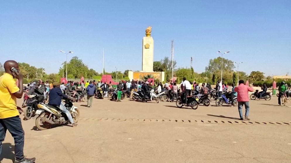 جيش بوركينا فاسو يقول إنه أطاح بالرئيس وعلق العمل بالدستور