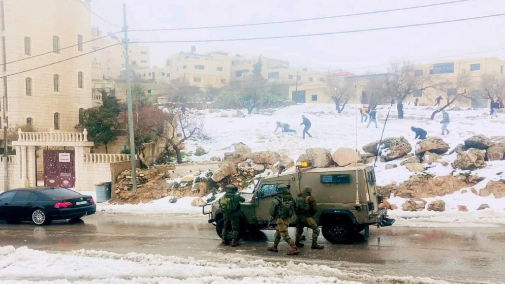 ملاحقة وإصابة فلسطينيين خرجوا للهو بالثلوج في بلدة العيسوية
