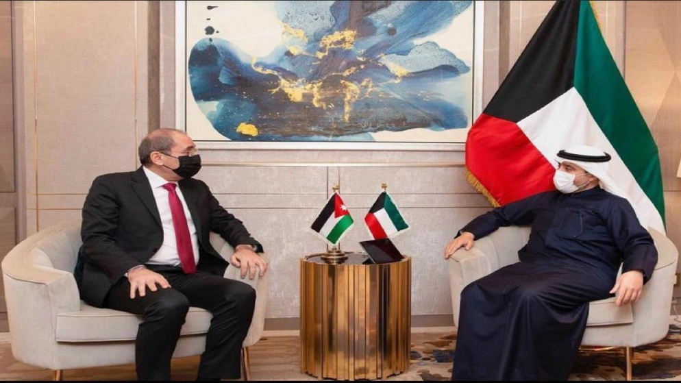 وزير الخارجية يلتقي نظيره الكويتي على هامش اجتماع تشاوري عربي