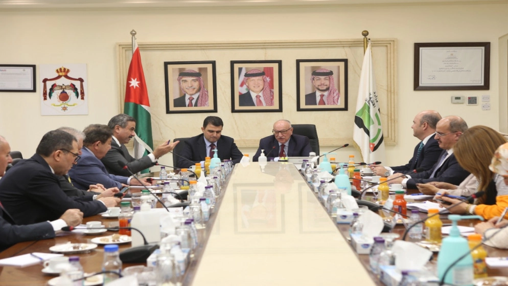 وزير الأشغال يبحث مع وفد من إقليم كردستان العراق تعزيز التعاون