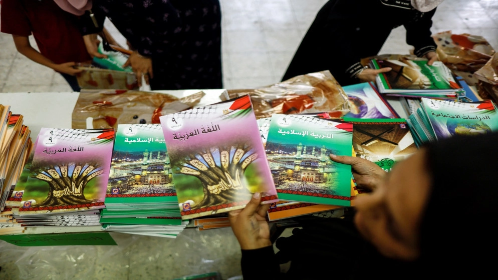 فلسطينيون يحتجون على محاولة فرض المناهج الإسرائيلية على أطفالهم