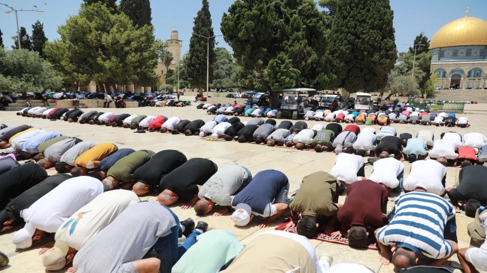 عشرات الآلاف يؤدون صلاة الجمعة في المسجد الأقصى