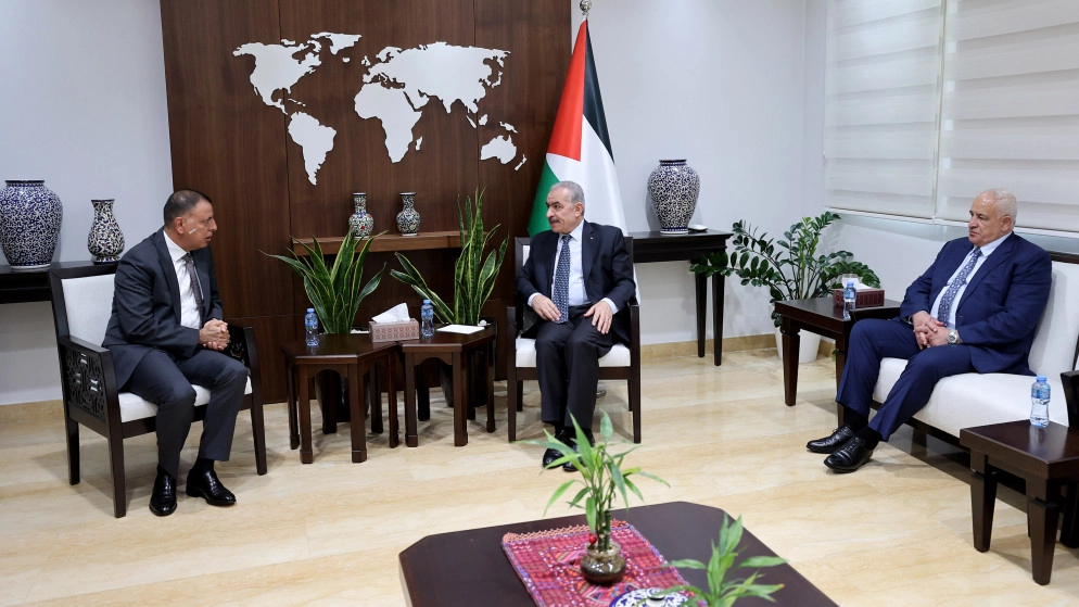 وزير الداخلية يبحث مع رئيس الوزراء الفلسطيني برام الله مستجدات تطوير جسر الملك حسين