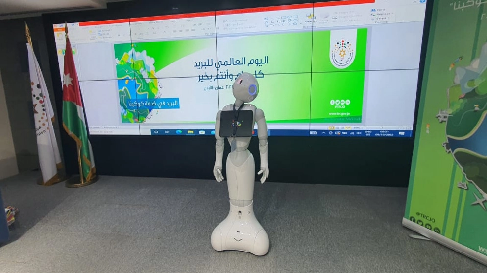 هيئة تنظيم الاتصالات تجري تجربة توصيل طرد بريدي باستخدام "روبوت"