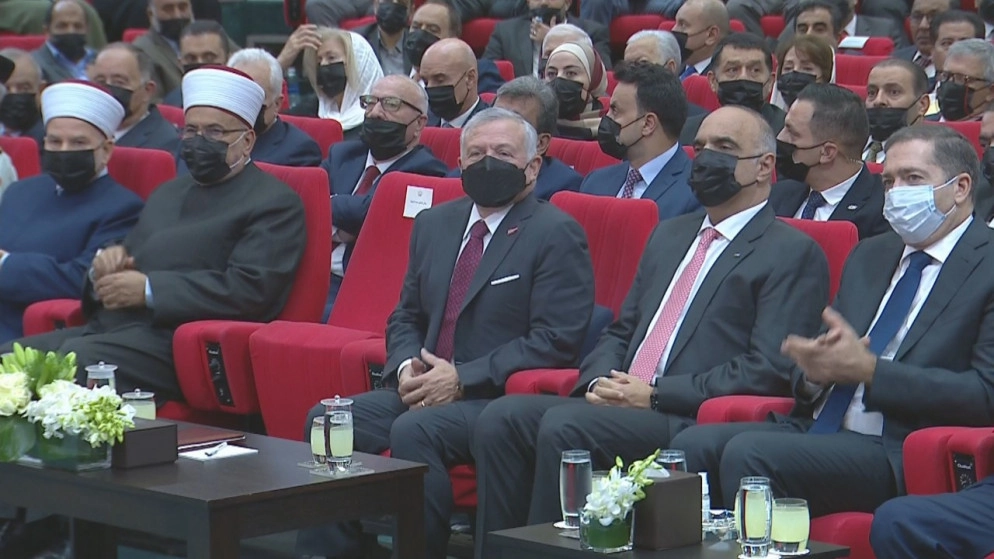الملك ينعم بميدالية مئوية الدولة الأولى على شخصيات لإسهاماتها بعمل الخير