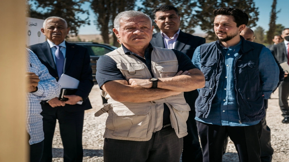 الملك يدعو إلى الاستفادة من الطاقة الشمسية لتخفيض النفقات التشغيلية